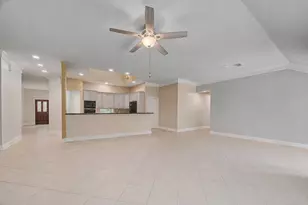 911 Lake Country Dr, Seabrook, TX 77586 - Photo 8
