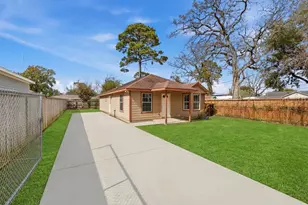 7125 Farnsworth St, Houston, TX 77022 - Photo 2