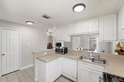 7125 Farnsworth Street, Houston, TX 77022 - Photo 8