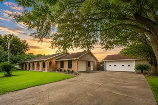 327 Maple Dr, Hitchcock, TX 77563 - Photo 1