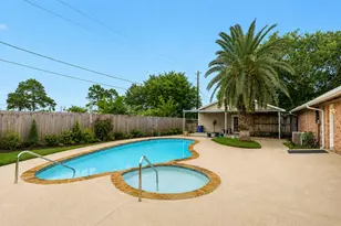 327 Maple Dr, Hitchcock, TX 77563 - Photo 2