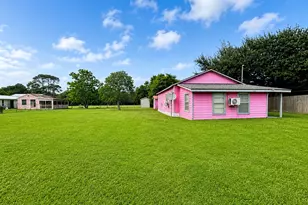203 McNeir St, Anahuac, TX 77514 - Photo 2