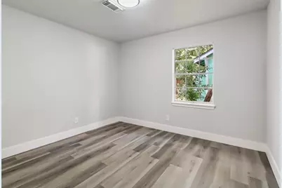 521 E Hunnicutt Street, Baytown, TX 77520 - Photo 10