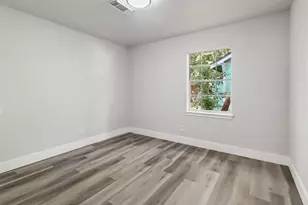 521 E Hunnicutt St, Baytown, TX 77520 - Photo 10