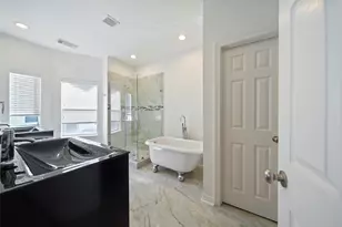 911 W 21st St, Houston, TX 77008 - Photo 8