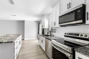 1711 N Thompson St, Conroe, TX 77301 - Photo 8