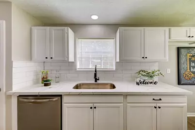 8511 Honeysuckle Street, Highlands, TX 77562 - Photo 10