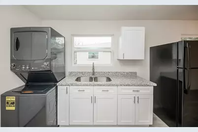 5042 Mallow Street #B, Houston, TX 77033 - Photo 4