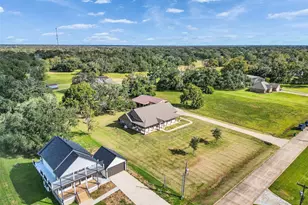 155 Horse Shoe Trail, Angleton, TX 77515 - Photo 2