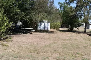 805 Caldwell St, Lexington, TX 78947 - Photo 10