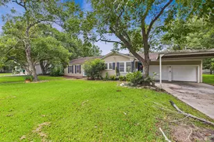 305 W Converse St, Weimar, TX 78962 - Photo 2