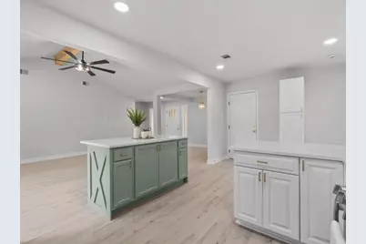 211 Avenue I, Alvin, TX 77511 - Photo 8