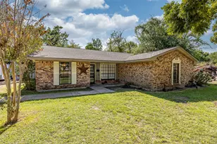 501 N Magnolia St, Highlands, TX 77562 - Photo 1