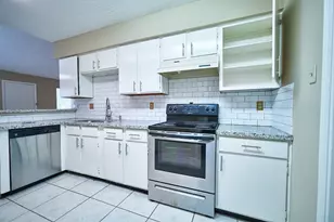 10235 Gulfstream Ln, Sugar Land, TX 77498 - Photo 6