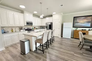 313 Creekside Ln, Lake Jackson, TX 77566 - Photo 2