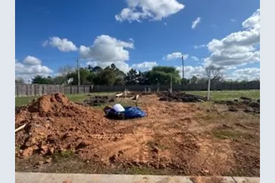 322 Amy Street, Angleton, TX 77515 - Photo 2