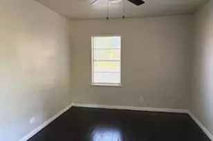 5782 Belcrest St, Houston, TX 77033 - Photo 10