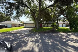 3911 Dolphin Ln, La Porte, TX 77571 - Photo 2