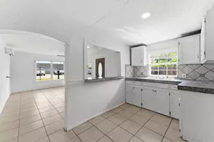 1420 Duff Ln, Houston, TX 77022 - Photo 14