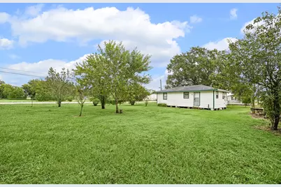 945 N Lake Avenue, Eagle Lake, TX 77434 - Photo 10