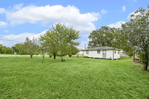 945 N Lake Ave, Eagle Lake, TX 77434 - Photo 10