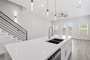 727 S Victory Dr, Houston, TX 77088 - Photo 8