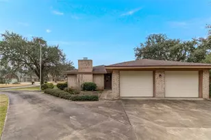 102 Paradise Valley Dr, West Columbia, TX 77486 - Photo 2