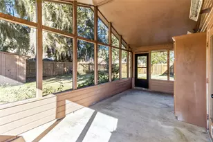 102 Paradise Valley Dr, West Columbia, TX 77486 - Photo 4