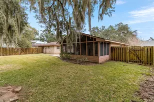 102 Paradise Valley Dr, West Columbia, TX 77486 - Photo 4