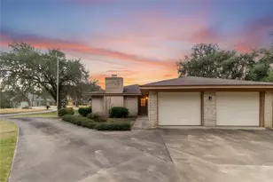 102 Paradise Valley Dr, West Columbia, TX 77486 - Photo 2