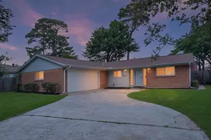 10010 Westview Dr, Houston, TX 77055 - Photo 2