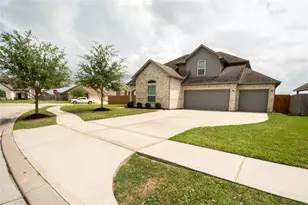 318 Cabernet Dr, Alvin, TX 77511 - Photo 2