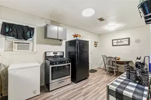 910 W 6th St, Freeport, TX 77541 - Photo 10