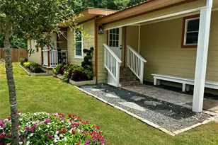 401 N 11th St, West Columbia, TX 77486 - Photo 1