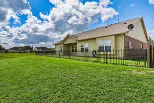 710 Buttercup Ct, Sealy, TX 77474 - Photo 2