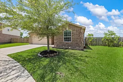 422 Hawks View Drive, La Marque, TX 77568 - Photo 2