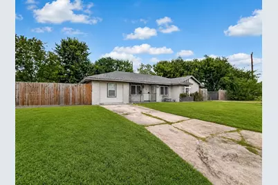 5739 Waterford Drive, Houston, TX 77033 - Photo 2