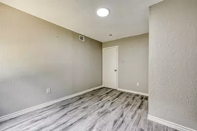 5962 Willow Glen Drive, Houston, TX 77033 - Photo 10