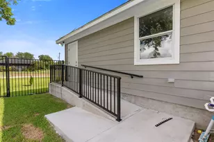 902 Waco St, Dayton, TX 77535 - Photo 32