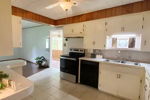 632 Kyle St, Angleton, TX 77515 - Photo 2
