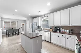 6 W Prairie Dawn Cir, The Woodlands, TX 77385 - Photo 10