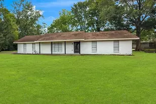 290 E Smith St, Sour Lake, TX 77659 - Photo 2