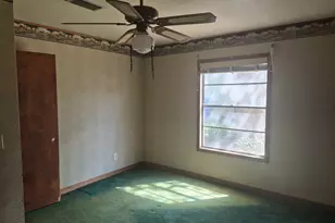 404 Svoboda St, Yoakum, TX 77995 - Photo 12