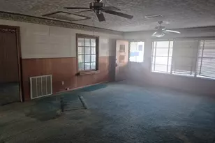 404 Svoboda St, Yoakum, TX 77995 - Photo 6