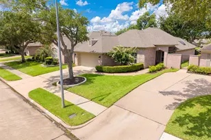 1915 Supplejack Ct, Sugar Land, TX 77479 - Photo 4