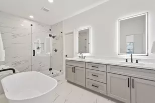 241 Rebecca St, Houston, TX 77022 - Photo 2