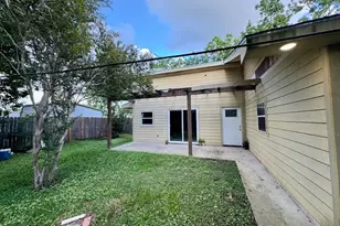 1022 W 10th St, Freeport, TX 77541 - Photo 8