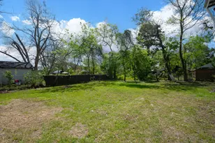 211 W South St, Alvin, TX 77511 - Photo 4