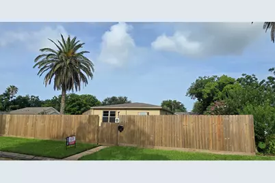 705 11th Street N, Texas City, TX 77590 - Photo 2