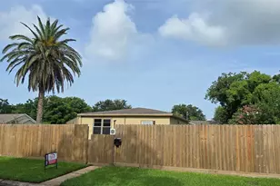 705 11th St N, Texas City, TX 77590 - Photo 2